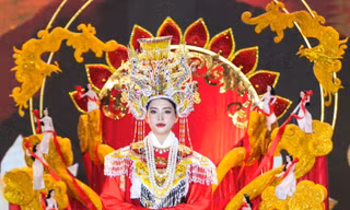 Hoa hậu Tiểu Vy lộng lẫy trong thiết kế cổ trang nhưng vì sao netizen lại lo lắng?