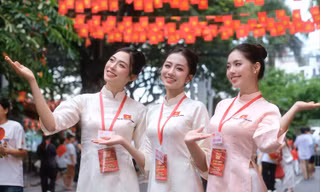 Hoa hậu Hà Trúc Linh cùng hai Á hậu mặc áo dài thanh lịch tham dự sự kiện trọng đại