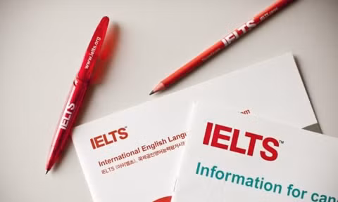 "Siết" điểm cộng chứng chỉ ngoại ngữ: IELTS không còn là "vé vàng", ảnh hưởng ra sao?