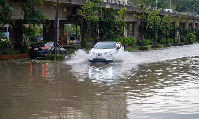 Mưa lớn cùng triều cường, nhiều khu đô thị của Quảng Ninh bị ngập