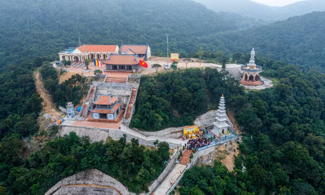 Toàn cảnh ngôi chùa trên hòn đảo tiền tiêu ở Quảng Ninh