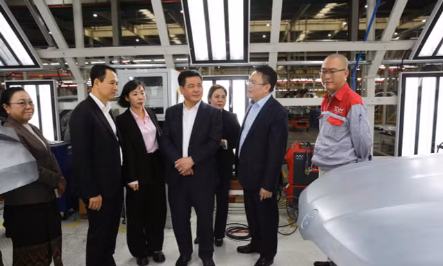 Bộ trưởng Bộ Công thương Nguyễn Hồng Diên lái thử xe do nhà máy sản xuất, lắp ráp. Ảnh: M.Đ.