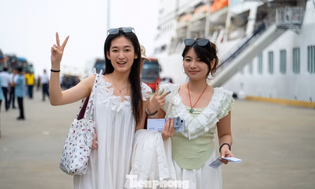 Tàu biển quốc tế chở gần 2.400 khách du lịch Quảng Ninh mùng 1 Tết