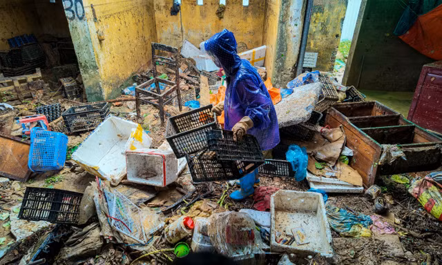 Nước lũ ngập đến cổ, tiểu thương ở Quảng Ninh mất trắng sau một đêm