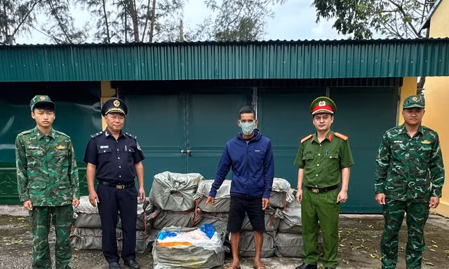 Dùng bè mảng vận chuyển 800kg nầm lợn đông lạnh 