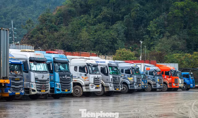 Lạng Sơn: Hàng nghìn xe chở hàng sang Trung Quốc ngày cuối năm
