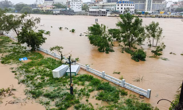 Bão suy yếu, mưa vẫn tiếp tục ở miền Bắc