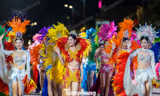 Rực rỡ sắc màu lễ hội Carnaval Hạ Long