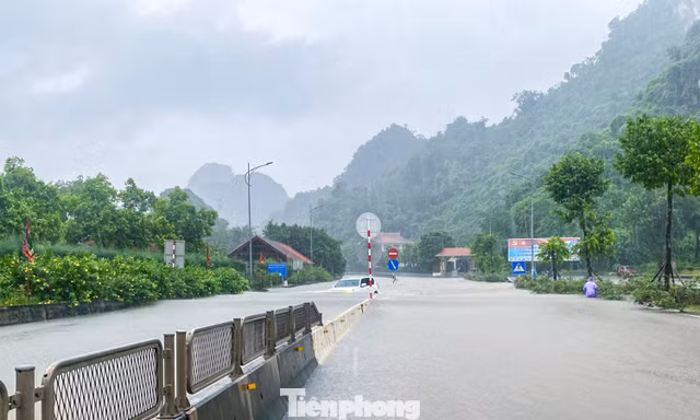Quốc lộ 18 ngập sâu, giao thông qua Đèo Bụt tê liệt