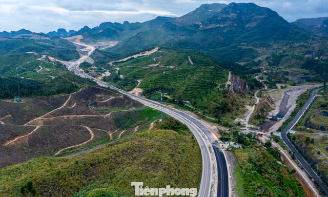 Trên công trường dự án hơn 1.800 tỷ đồng 'phá núi mở đường' của Quảng Ninh
