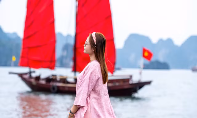Người dân đua nhau check in ở vịnh Hạ Long