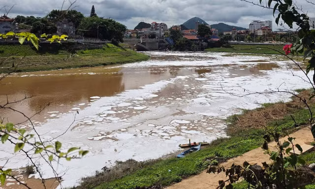 Bất ngờ với nguyên nhân sông Kỳ Cùng nổi bọt trắng xóa như băng trôi