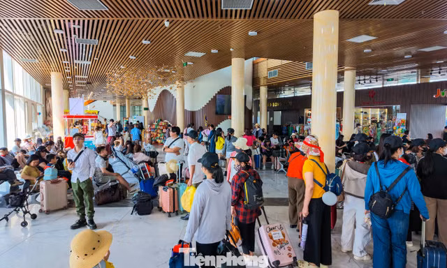 Bến cảng đặc khu Vân Đồn đông nghịt khách 