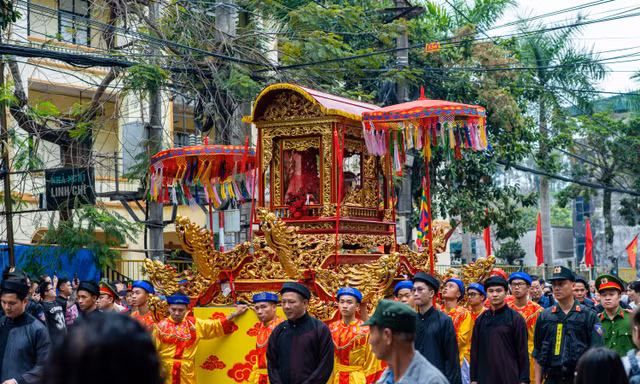 Hàng vạn người đổ về đền Cửa Ông 