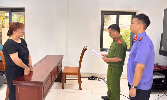 Khởi tố người phụ nữ uống rượu, cầm dao chém người trong quán trà sữa