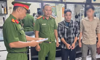 Công an Vĩnh Long khởi tố 4 bị can bắt giữ người trái pháp luật liên quan vụ bắt người ép viết giấy nợ, thu giữ tang vật chứng minh hành vi phạm tội.