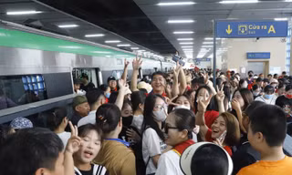 Những chuyến tàu chật kín người về trung tâm chờ xem tổng hợp luyện diễu binh, diễu hành