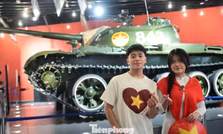 ​Giới trẻ xếp hàng check-in cùng ‘Bảo vật Quốc gia’ 843 và MiG-21