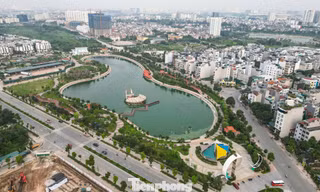 Công viên gần 190 tỷ đồng ở Hà Nội: Hồ điều hòa đổi màu, công nhân khẩn trương dọn dẹp