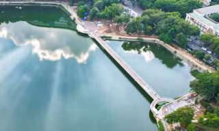 Cầu đi bộ hình cây đàn lạ trong công viên Nghĩa Đô