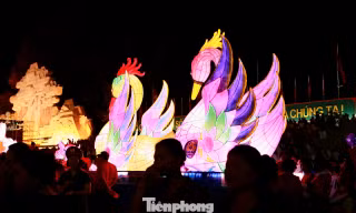 Tuyên Quang rực sáng đèn Trung thu khổng lồ trong đêm hội