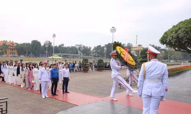 Nhà khoa học trẻ nhận Giải thưởng Quả Cầu Vàng vào Lăng viếng Bác