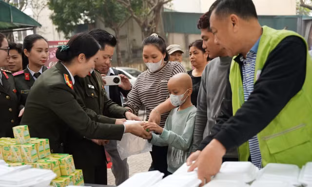 Lan tỏa nghĩa tình từ những 'suất ăn yêu thương' mùa Tết 