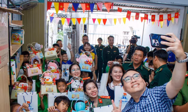 Tuổi trẻ TPHCM mang nghĩa tình đến biên giới, hải đảo Khánh Hòa