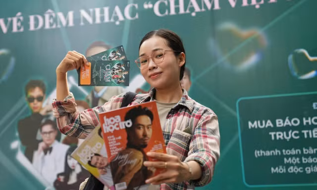Giới trẻ xếp hàng dài check-in nhận vé đêm nhạc 'Chạm Việt Nam' 