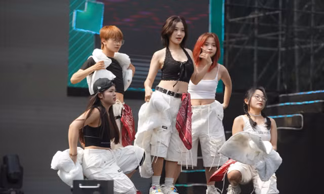 Màn vũ đạo 'cháy bỏng' của sinh viên Hà Nội tại Sóng Festival 