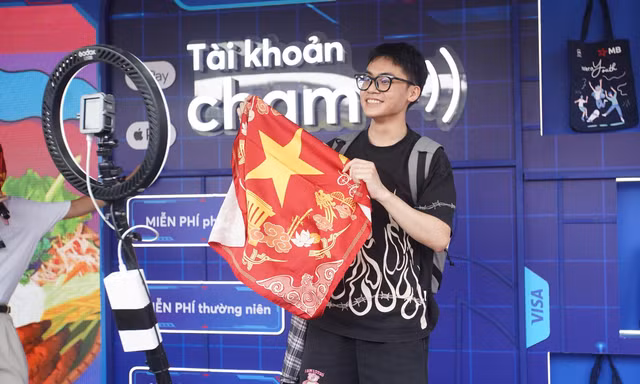 Gen Z thích thú với 'tài khoản chạm' của MB Bank tại Ngày thẻ Việt Nam 2025 
