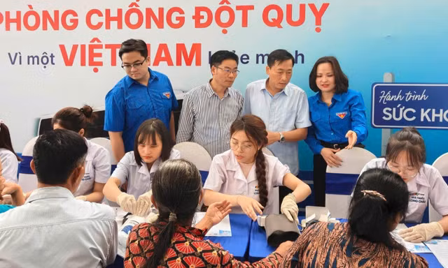 Khám bệnh, tư vấn và cấp phát thuốc miễn phí cho người dân