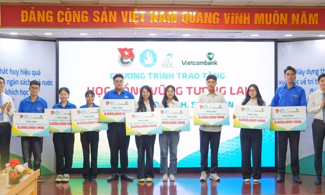 Điều kiện để sinh viên nhận học bổng 'Vững tương lai'