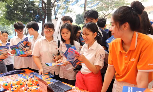 Cách nào giảm áp lực vào 'trường tốt, lớp tốt' cho học sinh cuối cấp? 