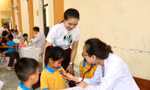 Cục Quản lý, giám sát bảo hiểm phối hợp tổ chức khám bệnh, phát thuốc miễn phí, tặng quà trẻ em ở Hà Tĩnh