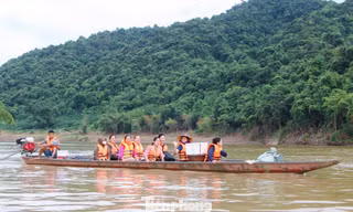 Cán bộ xã vượt sông không kể ngày nghỉ, mang dịch vụ công đến bản giúp dân