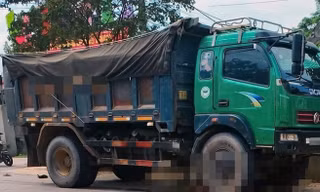 Va chạm với xe tải chở đất, cụ bà 86 tuổi và con trai tử vong tại chỗ