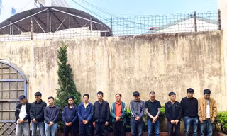 Triệt phá sới bạc trong trại lợn, khởi tố 17 đối tượng
