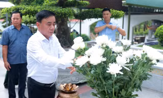 Thường trực Ban Bí thư Trần Cẩm Tú dâng hương tại Ngã ba Đồng Lộc