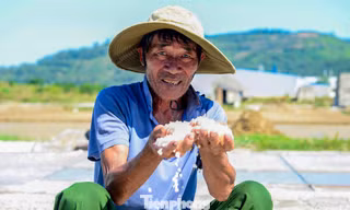 Mưu sinh dưới trời nắng nóng bỏng rát