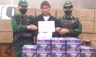 Người đàn ông chở 1 tấn pháo hoa đi tiêu thụ