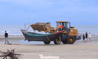 Dùng máy xúc cẩu thuyền lên bờ để 'chạy' bão số 5