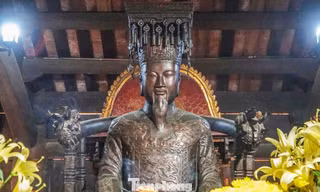 Bên trong ngôi đền cổ có đôi đũa thử độc của vua và đĩa ngọc phát sáng