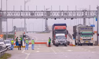 Nhiều ô tô qua trạm thu phí tự động bất thành trên cao tốc Mai Sơn - Quốc lộ 45 