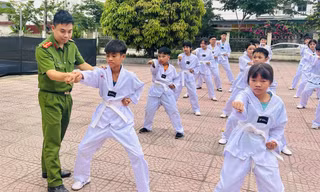Công an xã mở lớp võ miễn phí cho trẻ em
