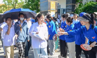 ‘Áo xanh’ đồng hành 51.000 sĩ tử ở Thanh Hóa vượt vũ môn