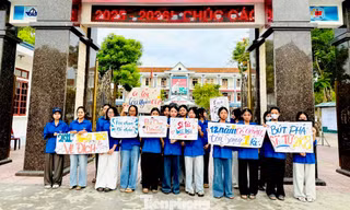 Áo xanh 'dầm mưa, đội nắng' tiếp sức sĩ tử 'vượt vũ môn'