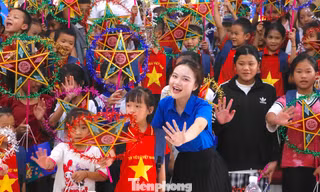 Quà Trung thu muộn nhưng ấm áp đến với học sinh xã biên giới Nghệ An