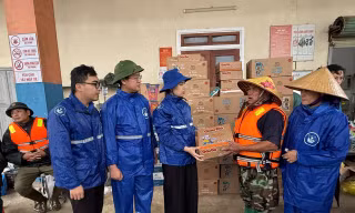 Chị Nguyễn Ny Hương - Phó Chủ tịch Uỷ ban MTTQ Việt Nam tỉnh, Bí thư Tỉnh Đoàn và anh Nguyễn Viết Hải Đăng - Phó Bí thư Tỉnh đoàn, Chủ tịch Hội đồng Đội tỉnh dẫn đầu đoàn cùng mang hơn 3 tấn nhu yếu phẩm, nước sạch hỗ trợ người dân.