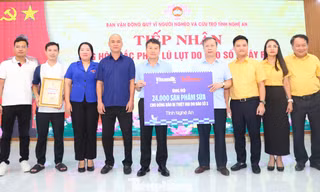 Vinamilk, Gạo A An cùng báo Tiền Phong hỗ trợ người dân vùng lũ Nghệ An